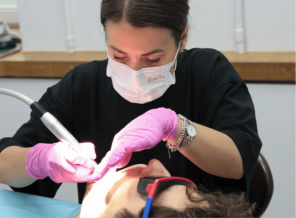 установка брекетов при скученности ПРОПРИКУС установка брекетов при скученности зубов — фиксация замка световой лампой