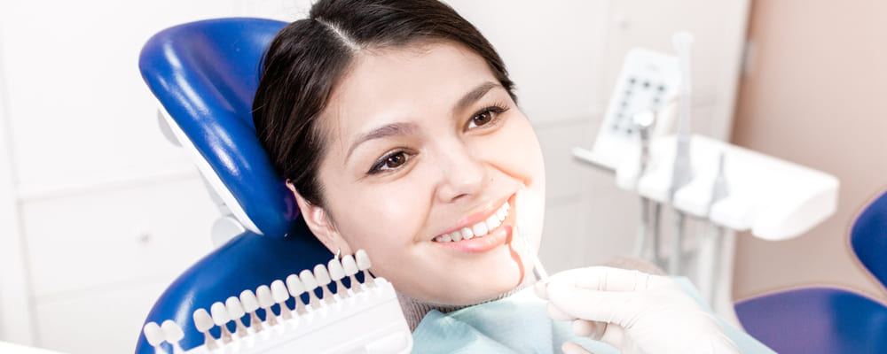 Процесс установки зубных коронок