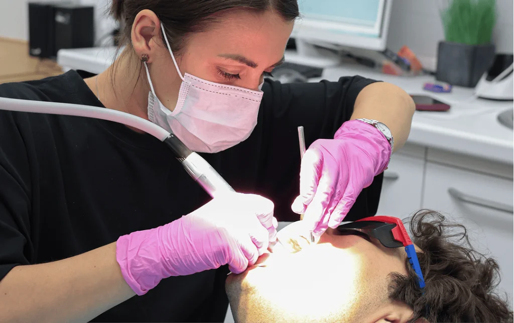 процесс установки брекетов при скученности ПРОПРИКУС ортодонт устанавливает брекеты пациенту со скученностью зубов